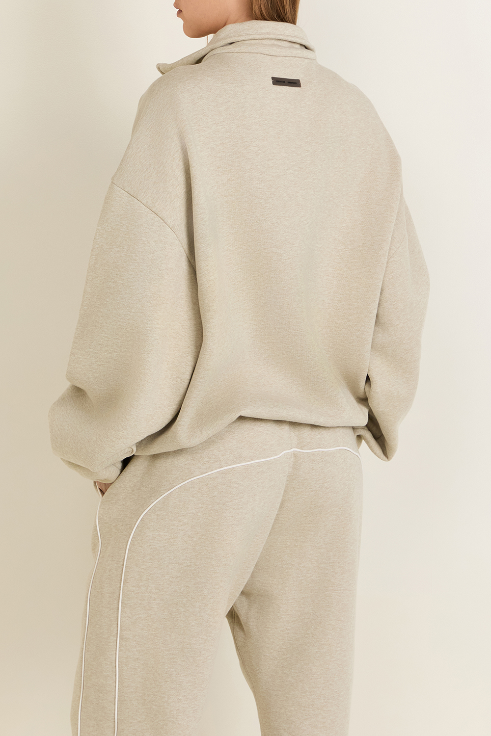 תמונת דוגמן אחורית של סווטשירט