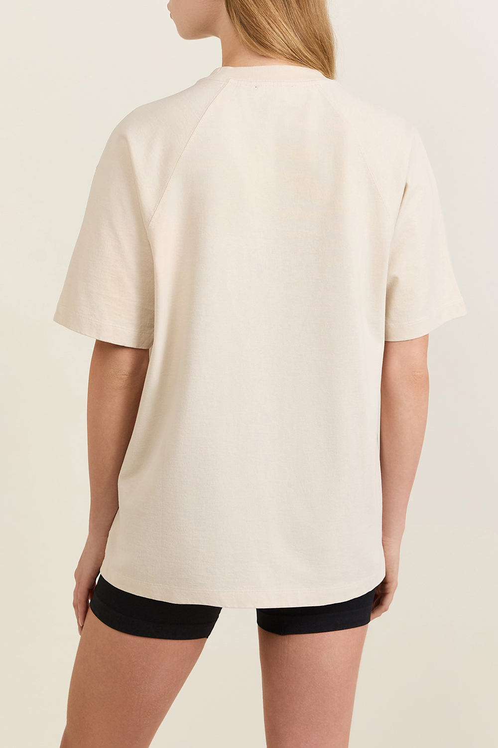 תמונת דוגמן אחורית של חולצת טי בויפרנד