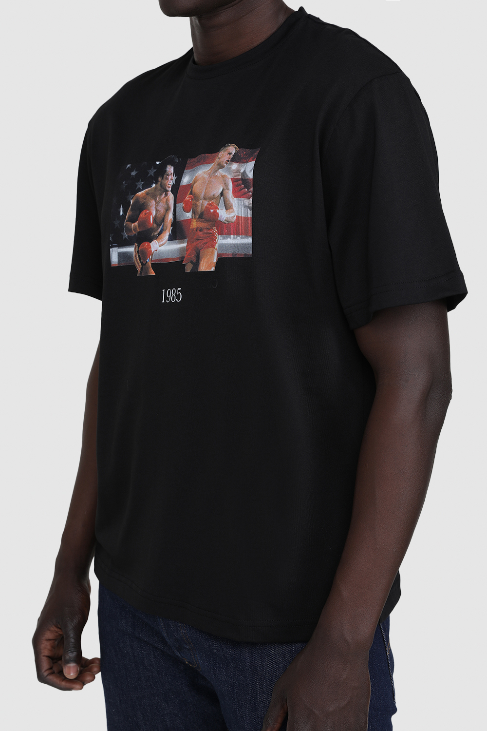 תמונת תקריב דוגמן של פקטורי 54 X טרובאק חולצת טי רוקי