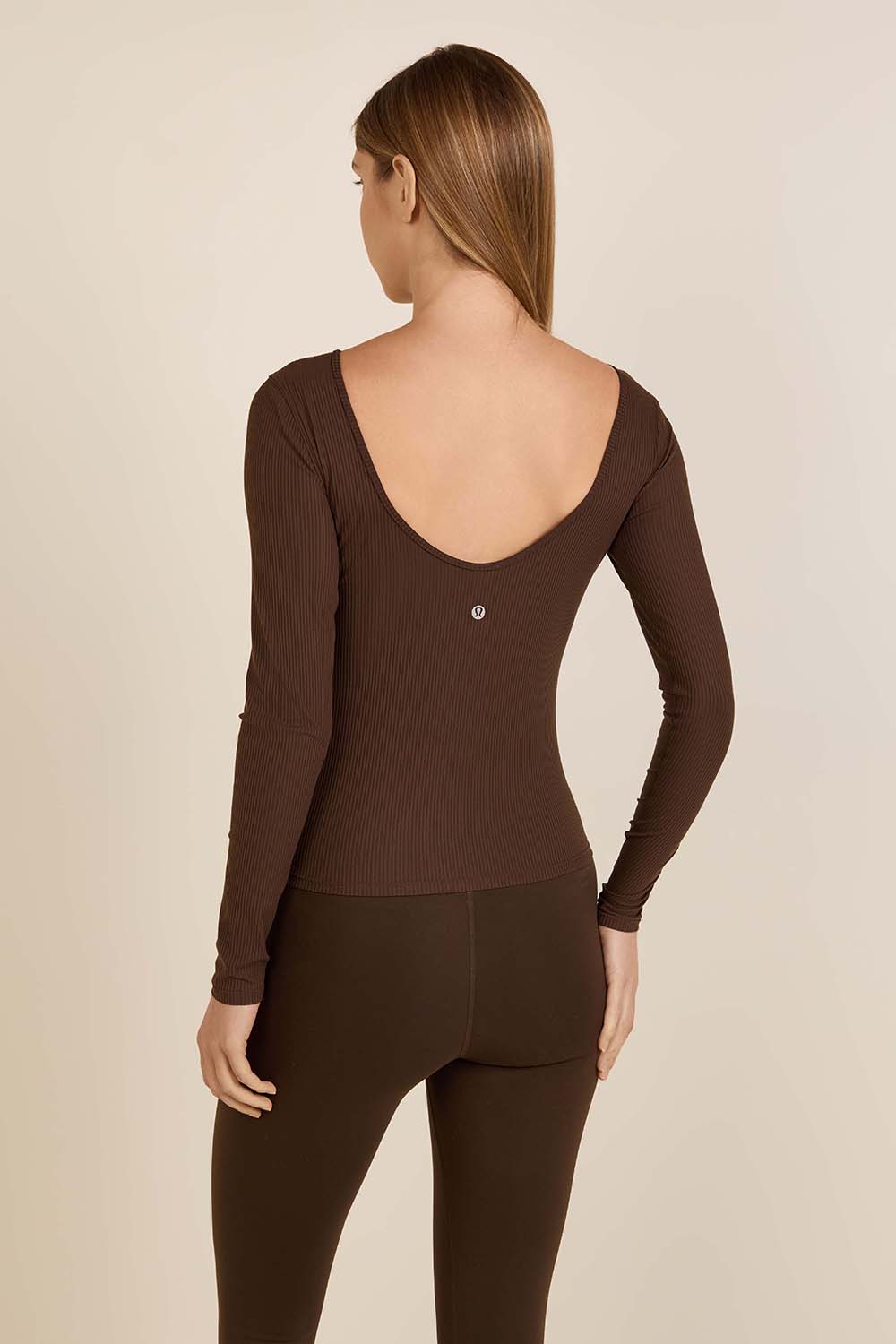 תמונת דוגמן אחורית של Ribbed Scoop-Back Yoga Long Sleeve
