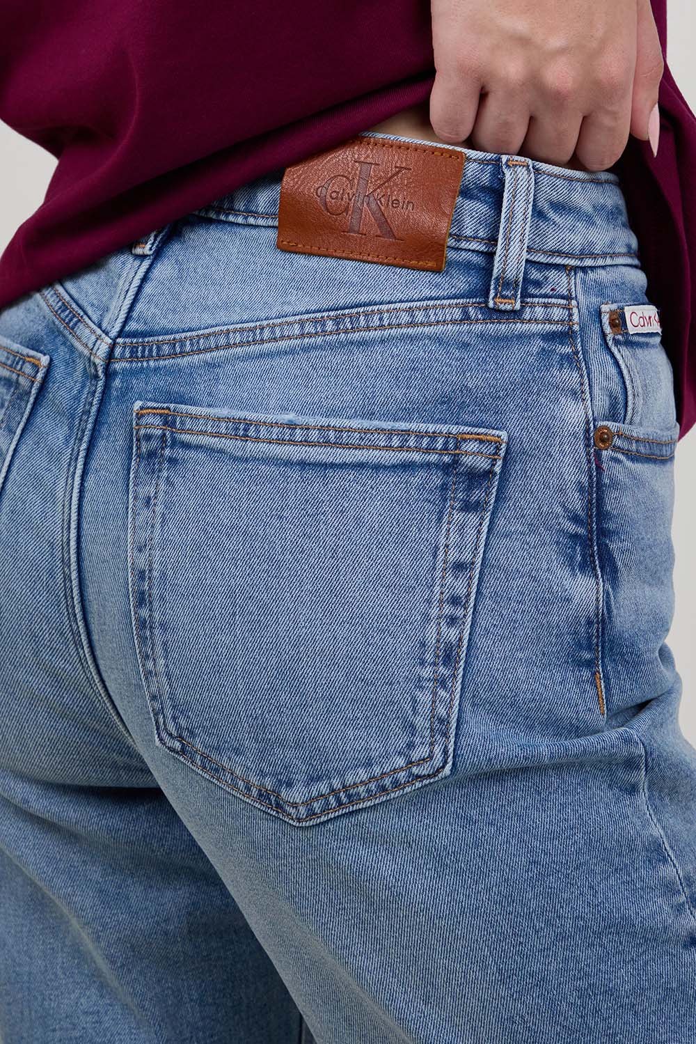 תמונת תקריב דוגמן של מכנסי ג'ינס בגזרה גבוהה וישרה