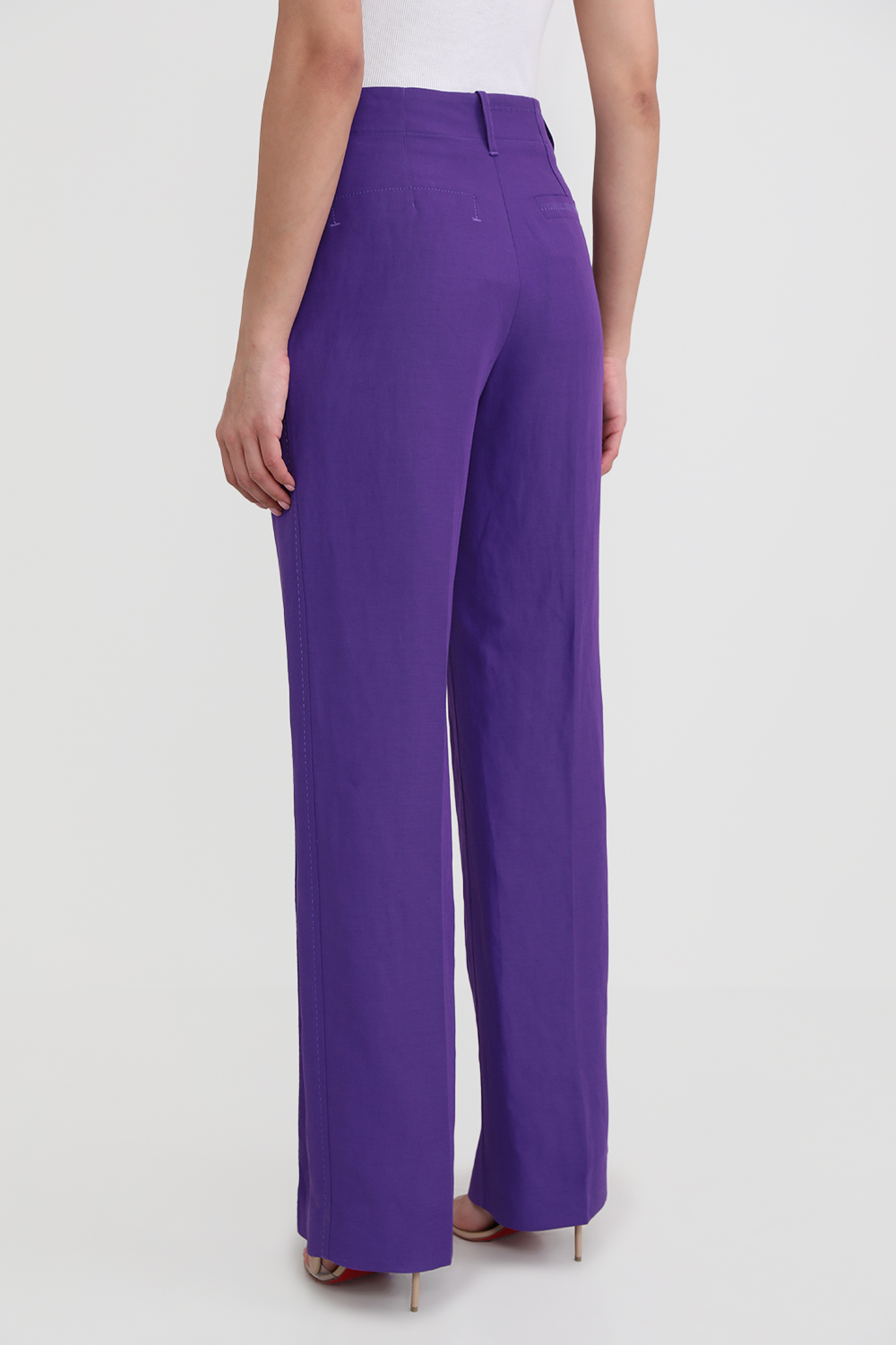 תמונת דוגמן אחורית של מכנסי ויסקוזה ופשתן בגזרה נמוכה