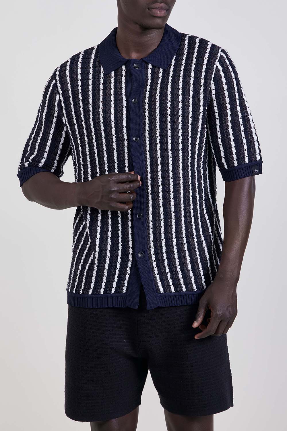 תמונת דוגמן קידמית של חולצת סריג כפתורים