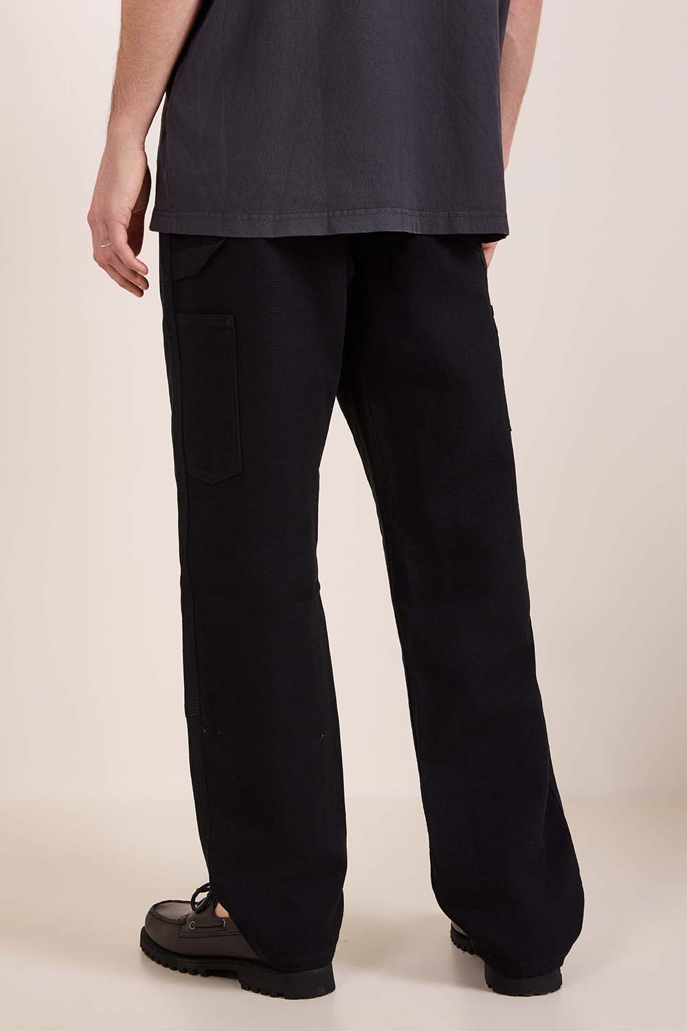 תמונת דוגמן אחורית של מכנסיים בגזרה רחבה