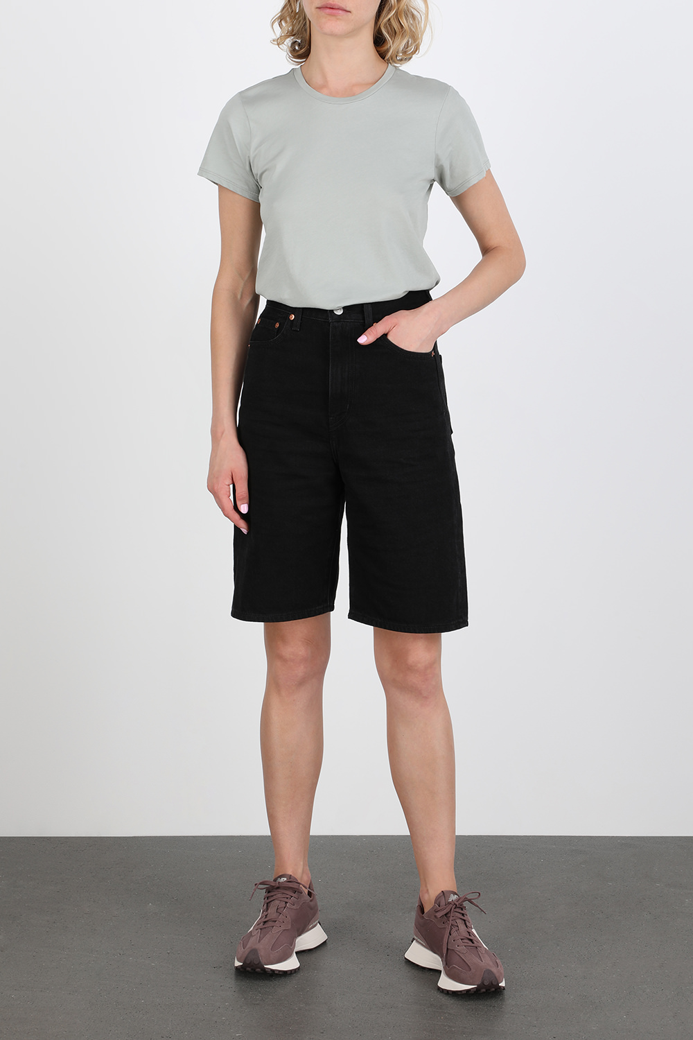 תמונת דוגמן קידמית של Classic Sneakers in Brown