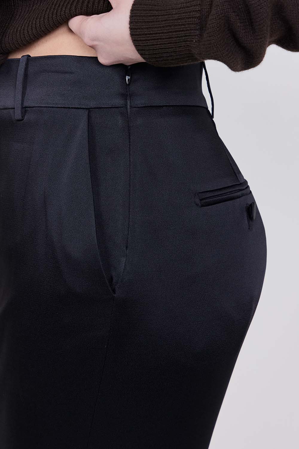 תמונת תקריב דוגמן של חצאית מחויטת מקסי