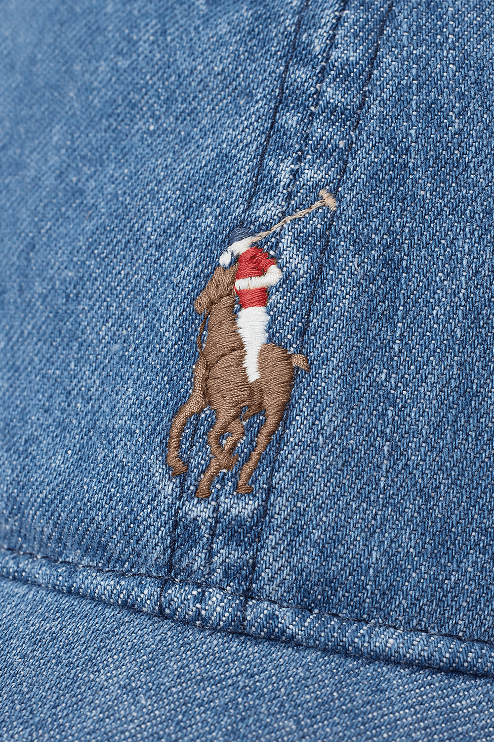 תמונת תקריב של כובע מצחייה ג'ינס