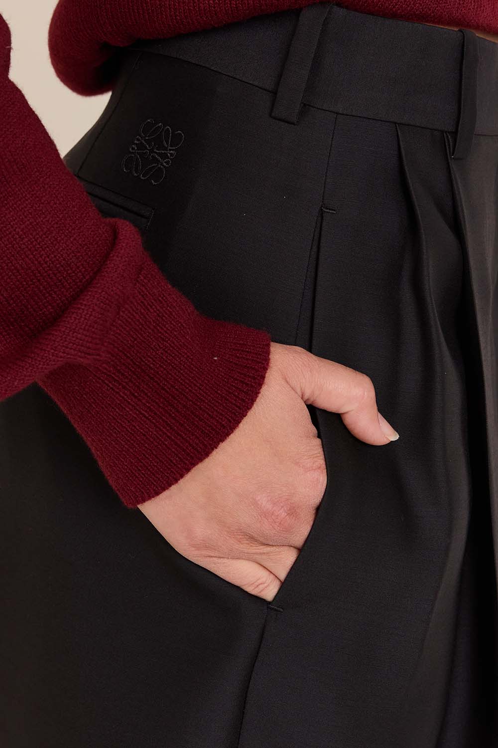 תמונת תקריב דוגמן של מכנסיים מחוייטים