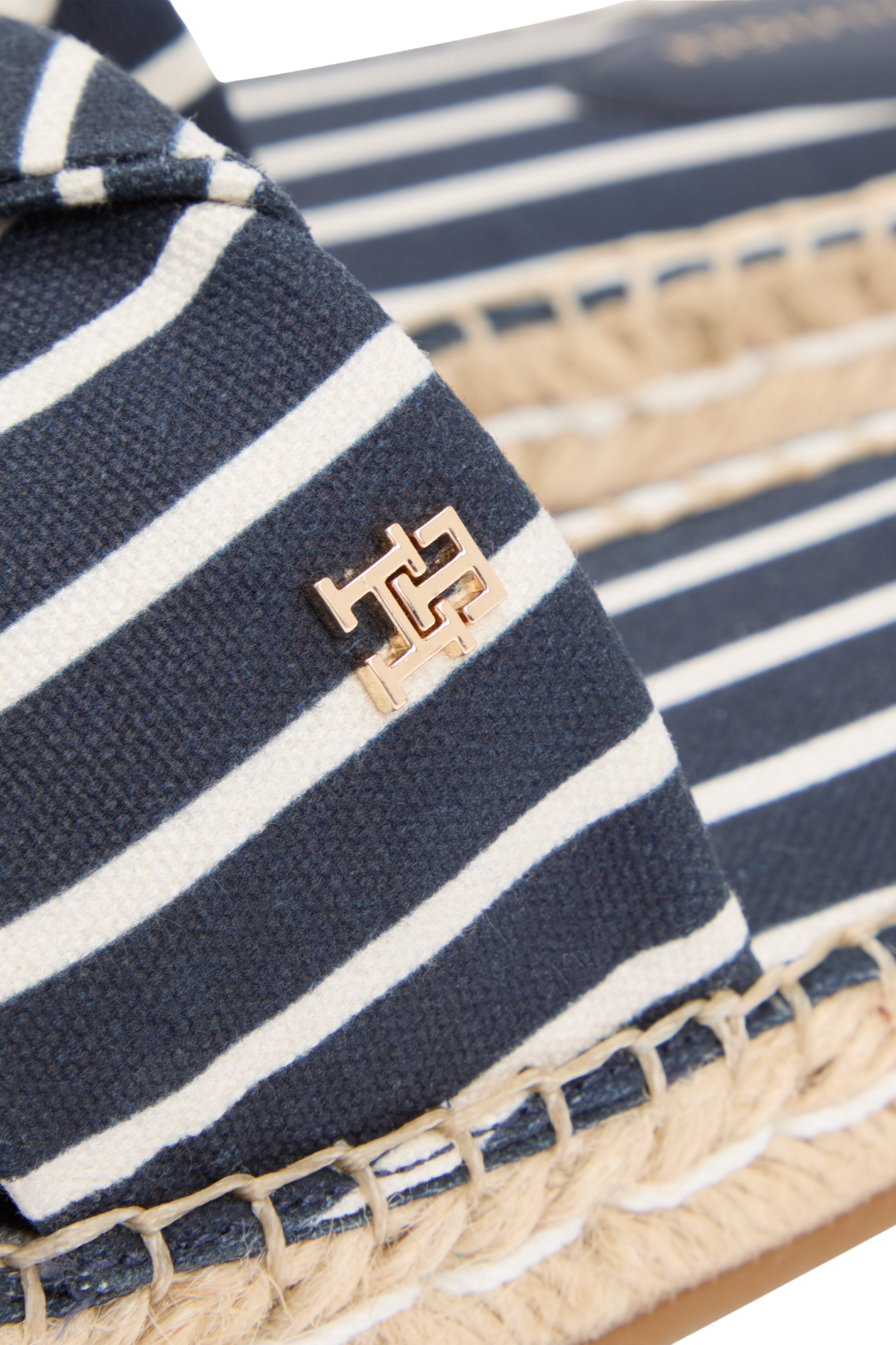 תמונת פנים של סנדלים