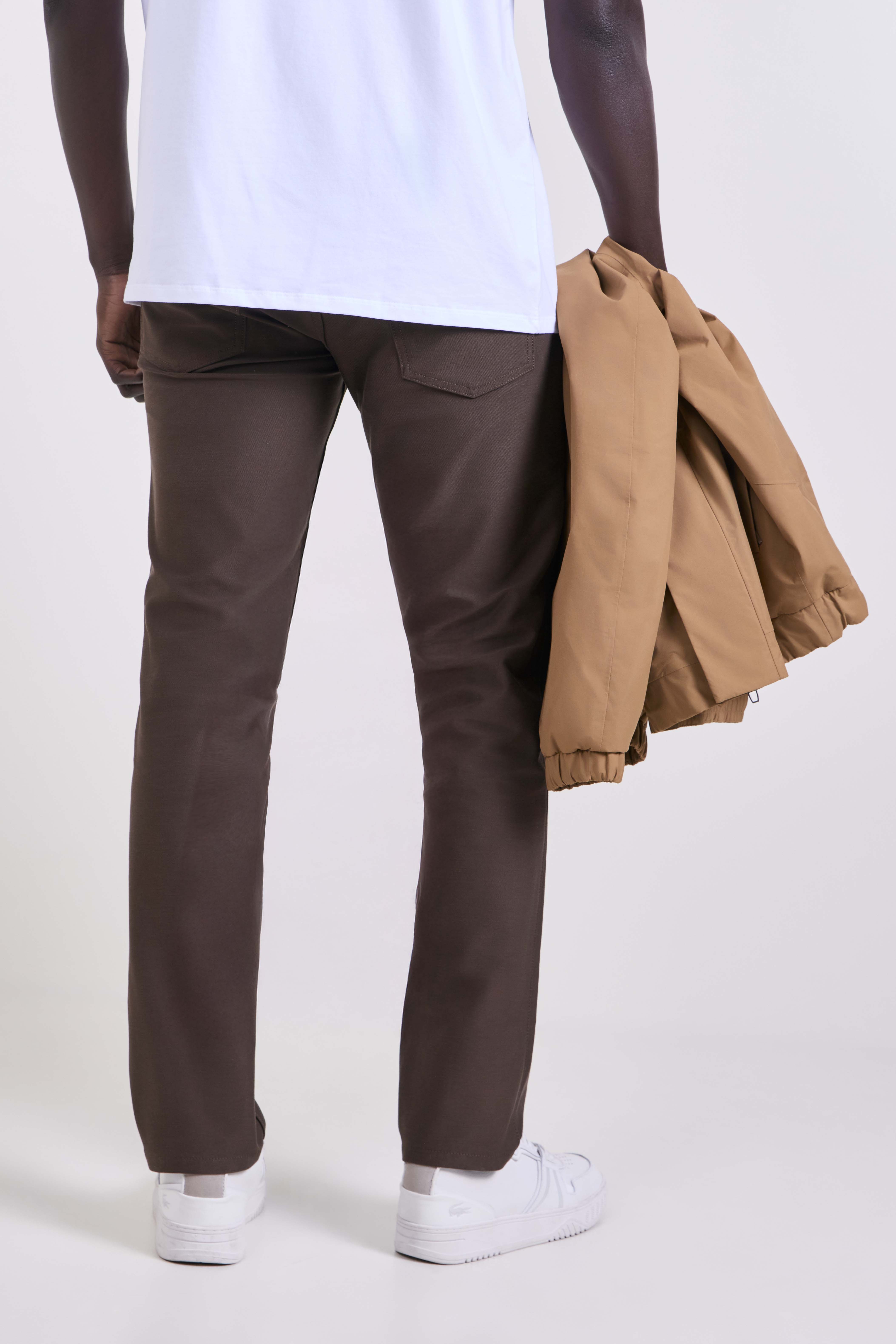 תמונת דוגמן אחורית של EasyFive Slim-Straight Pant 32L