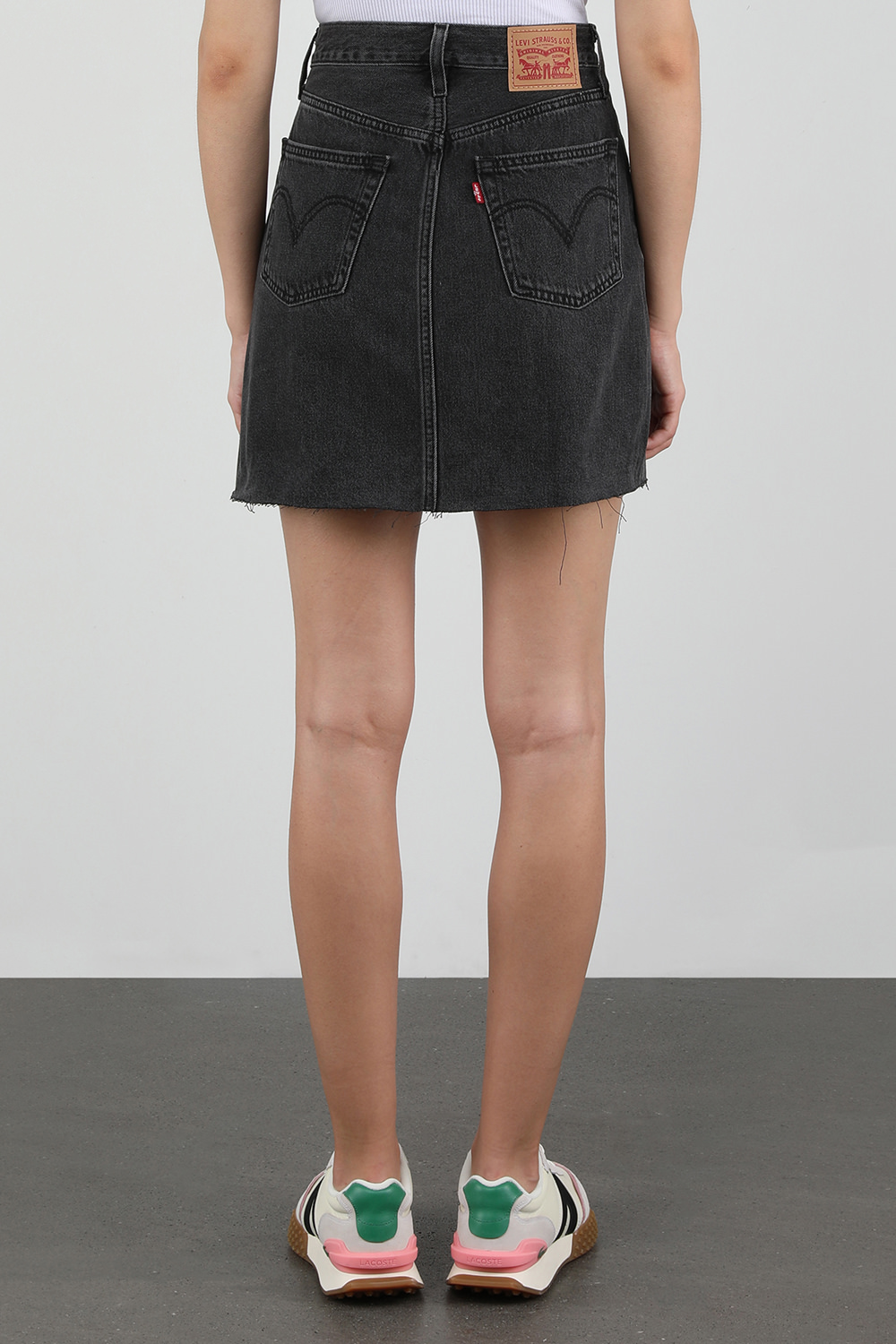 תמונת דוגמן אחורית של חצאית ג'ינס שחורה באורך מיני