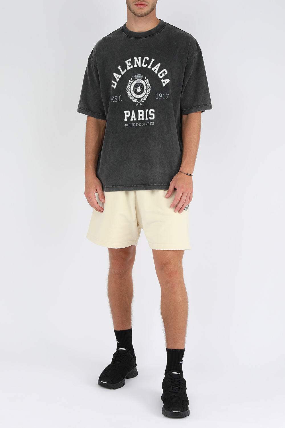 תמונת דוגמן קידמית של סניקרס פאנטום בשחור