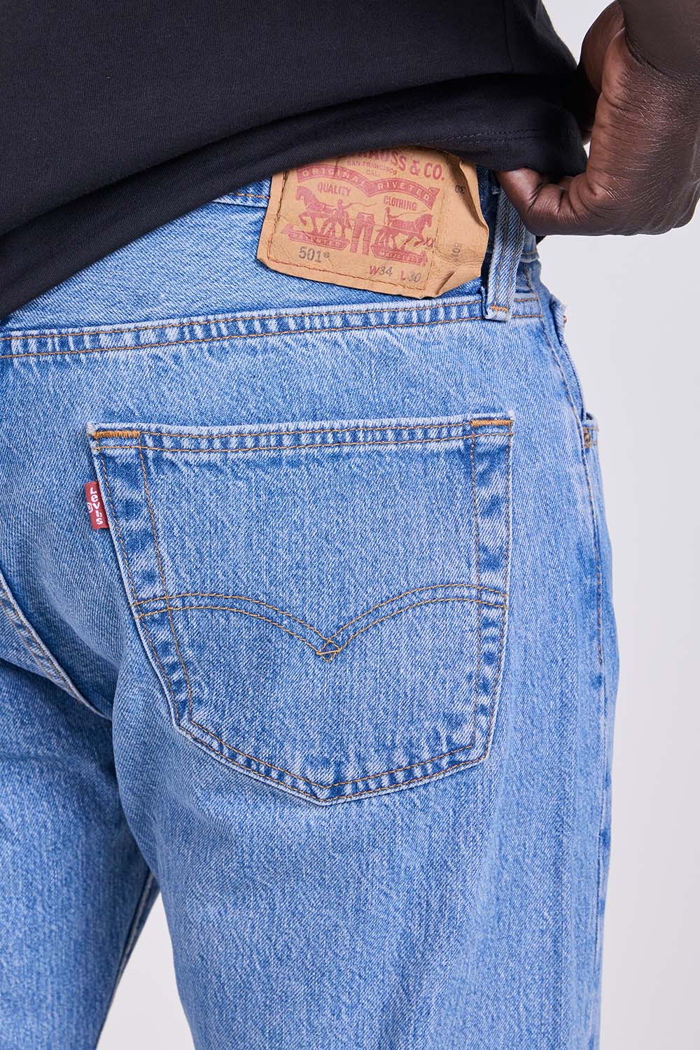 תמונת תקריב דוגמן של מכנסי ג'ינס 501