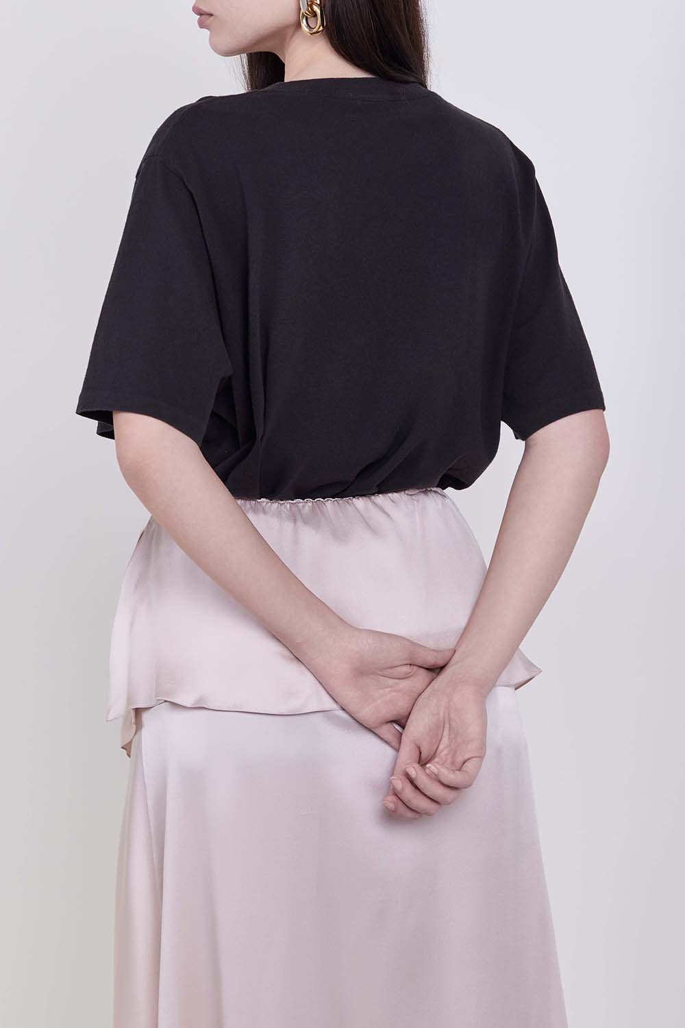 תמונת דוגמן אחורית של חולצת טי בגזרת אוברסייז