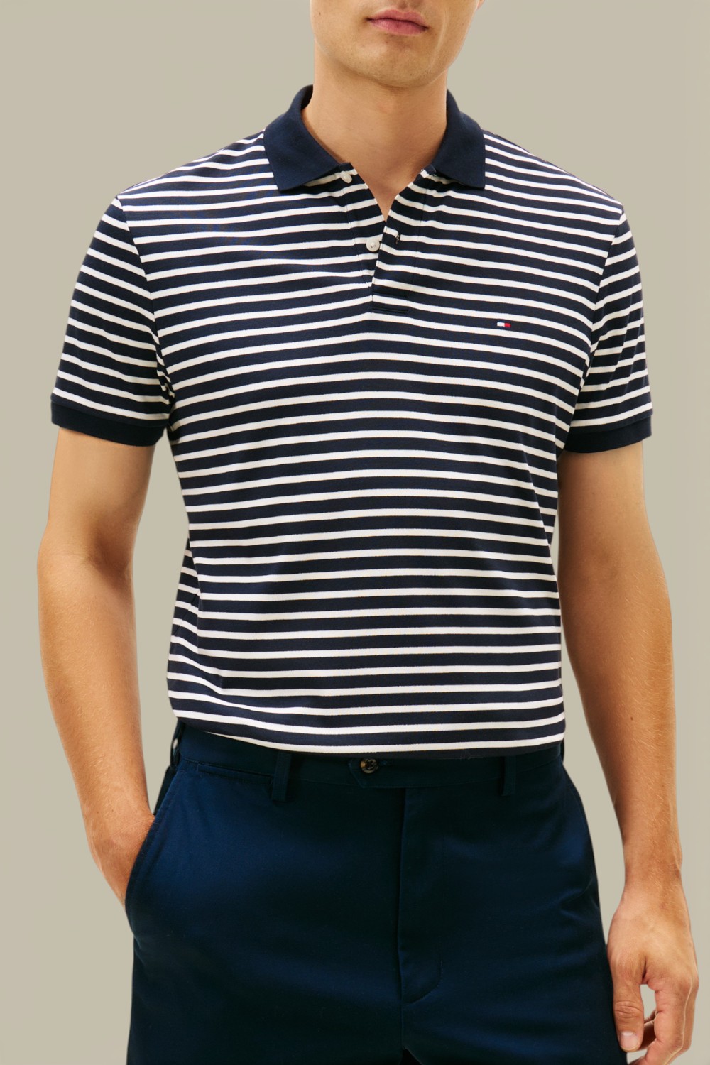 תמונת דוגמן קידמית של חולצת פולו