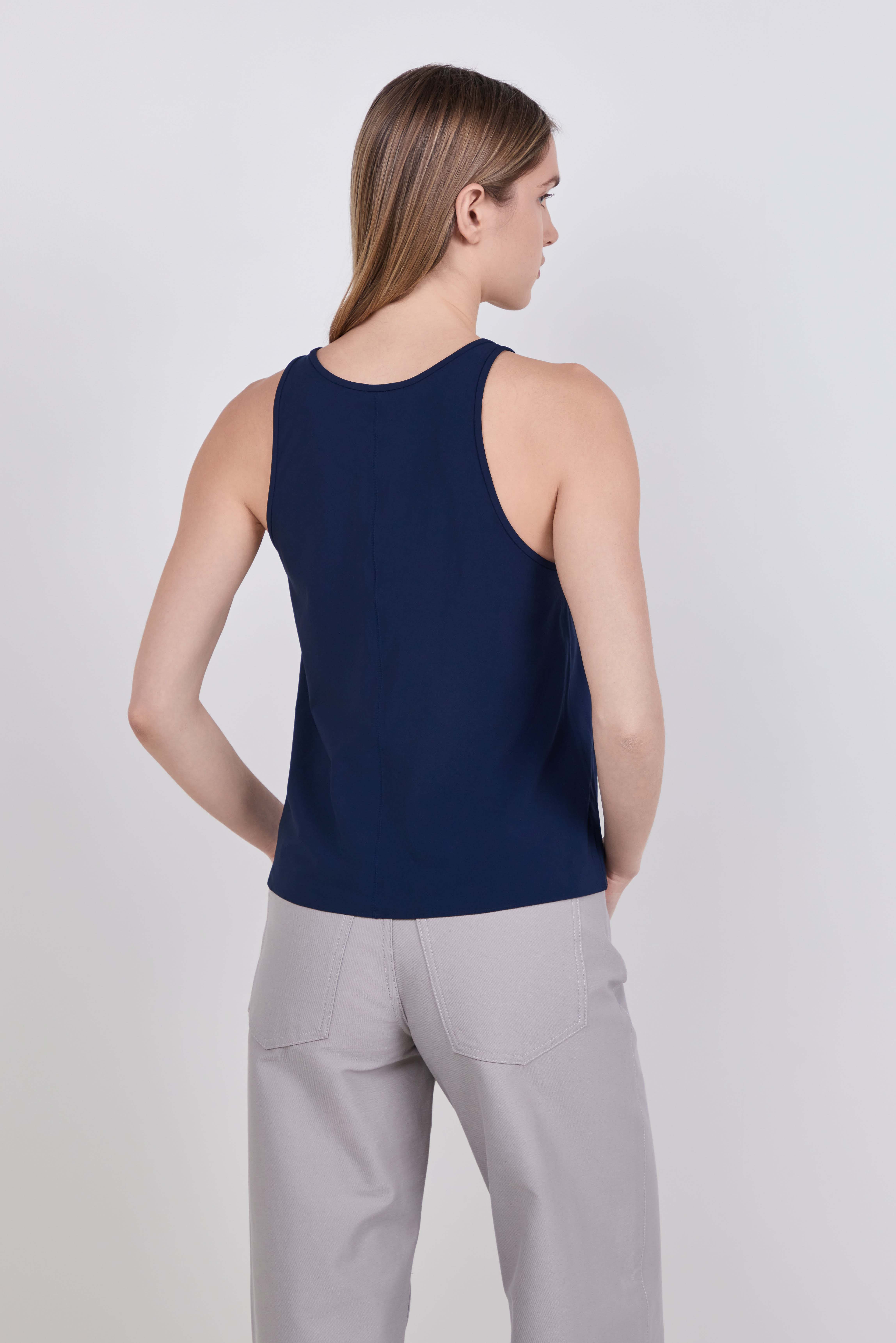 תמונת דוגמן אחורית של Breezily Racerback Tank