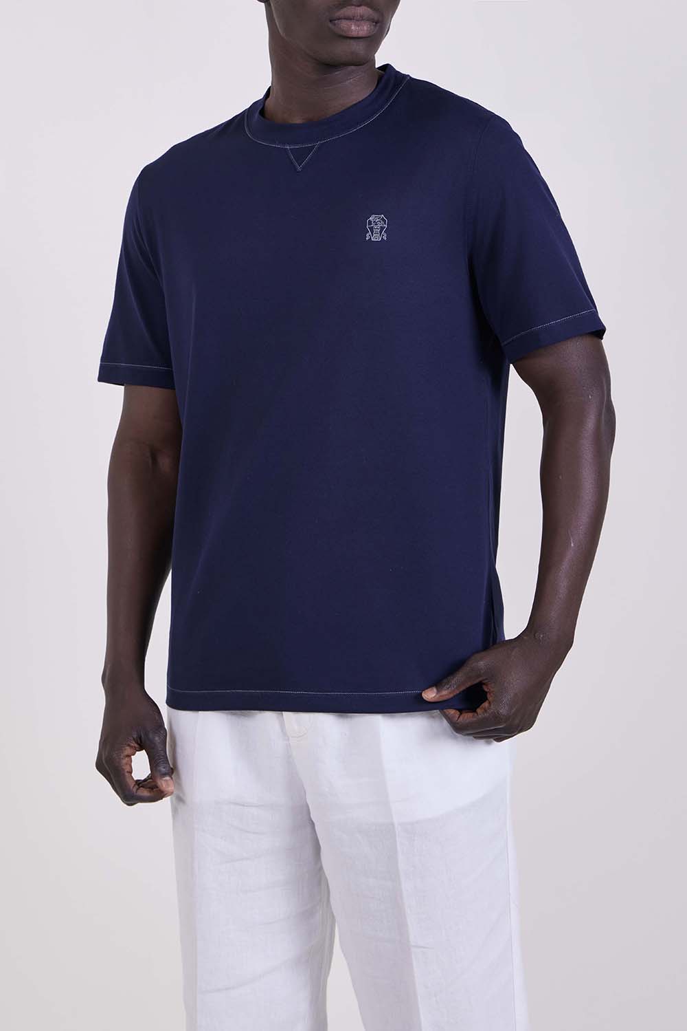 תמונת דוגמן קידמית של חולצת טי בגזרה ישרה