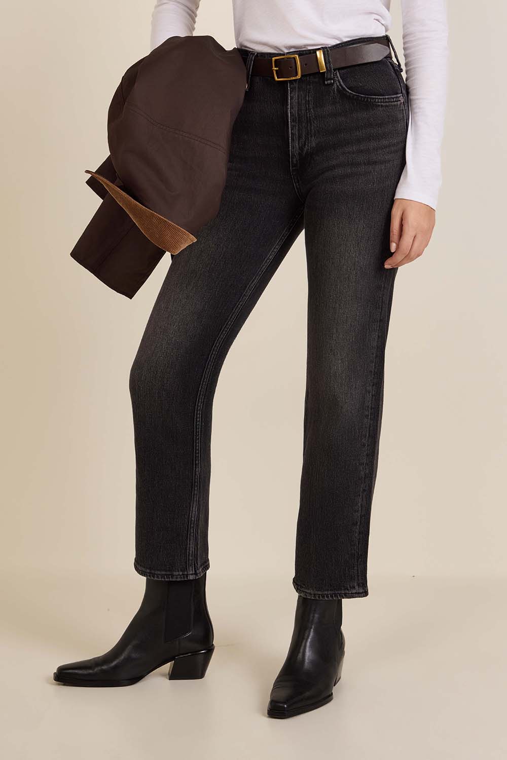 תמונת דוגמן קידמית של מכנסי ג'ינס בגזרה ישרה