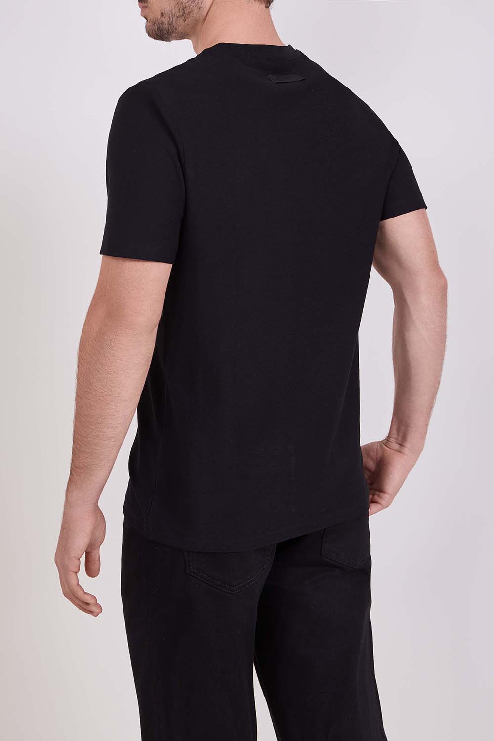 תמונת דוגמן אחורית של חולצת טי