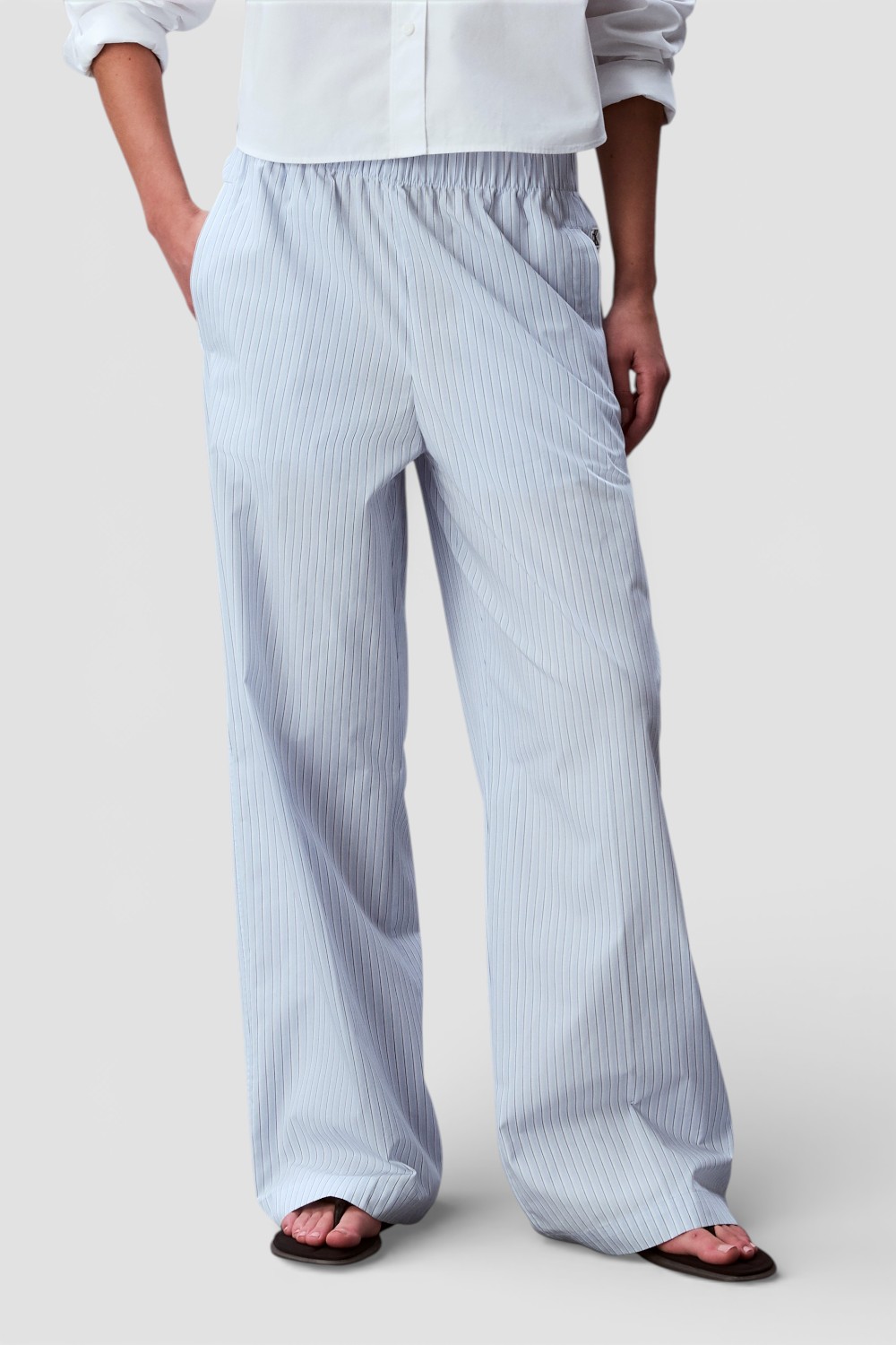 תמונת דוגמן קידמית של מכנסי פופלין פסים