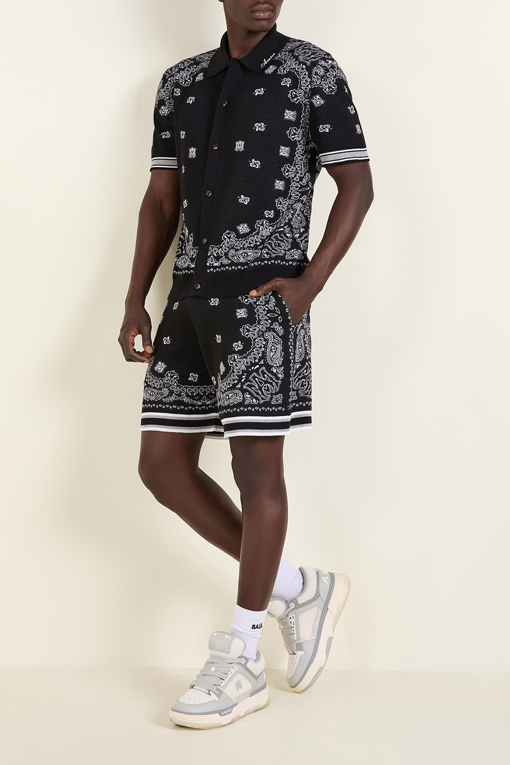 תמונת דוגמן קידמית של נעלי סניקרס