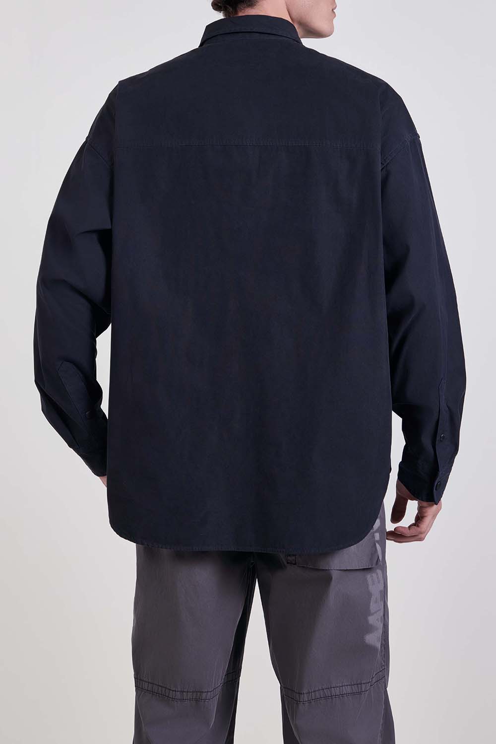 תמונת דוגמן אחורית של חולצה מכופתרת בגזרת אוברסייז