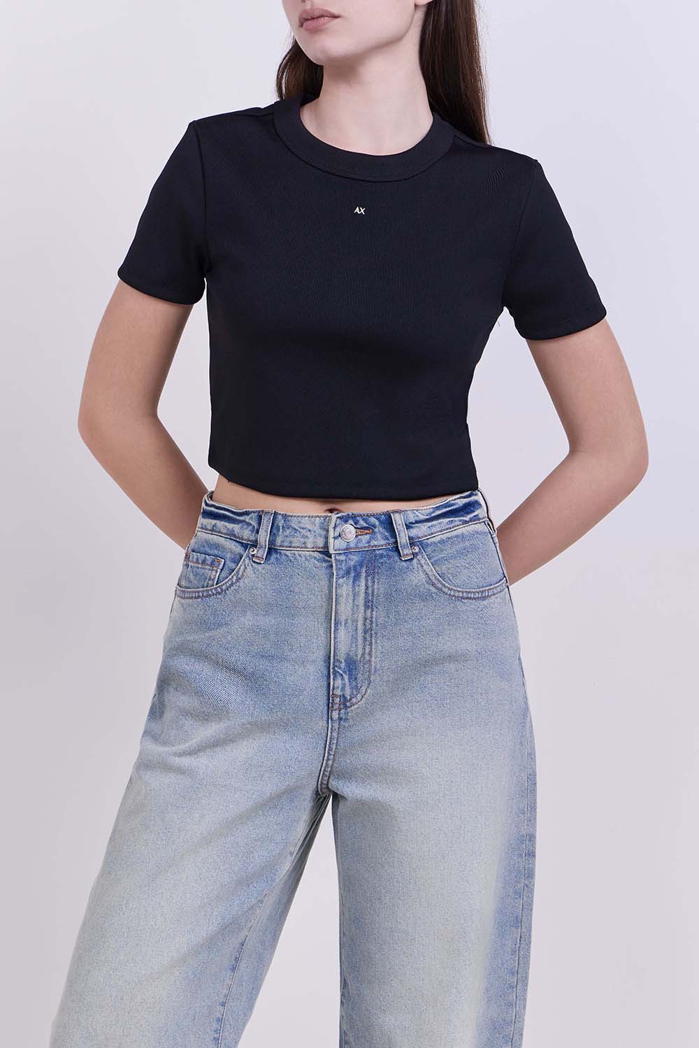 תמונת דוגמן קידמית של חולצת טי בגזרת קרופ