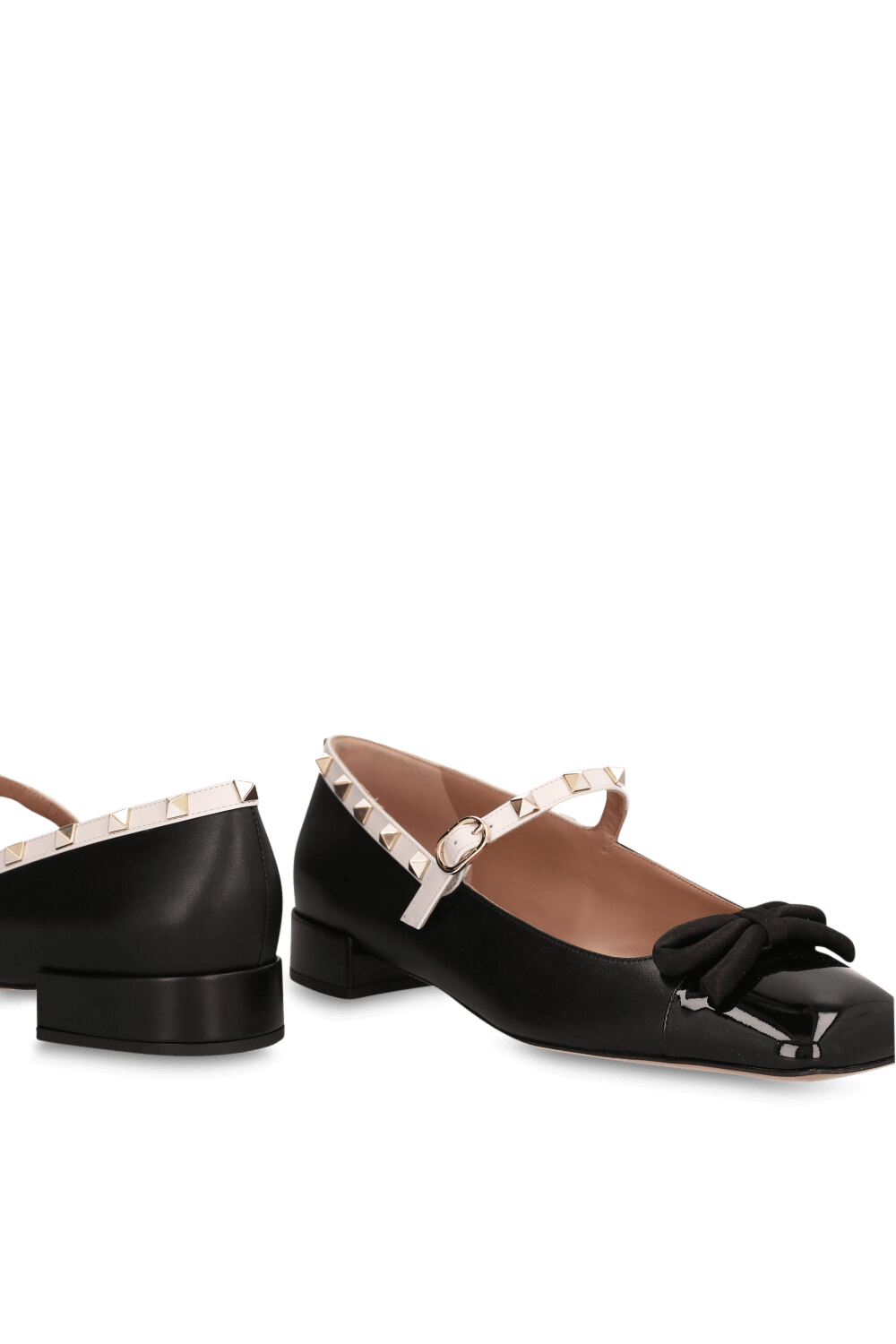 תמונת תקריב של נעלי מרי ג'יין