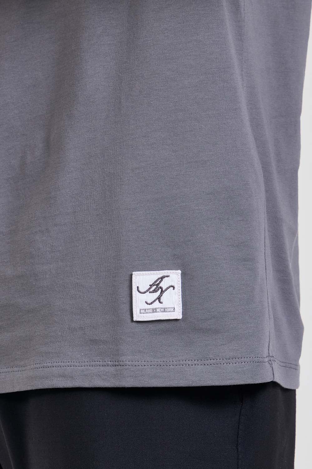 תמונת תקריב דוגמן של חולצת טי בגזרת סלים