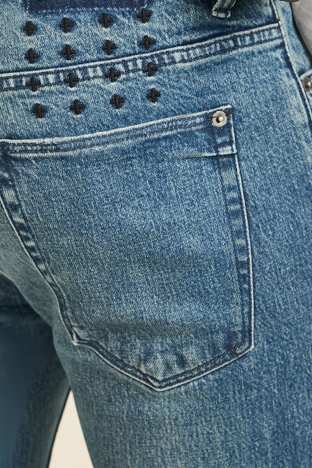 תמונת דוגמן אחורית של מכנסי ג'ינס סקיני ואן ווינקל