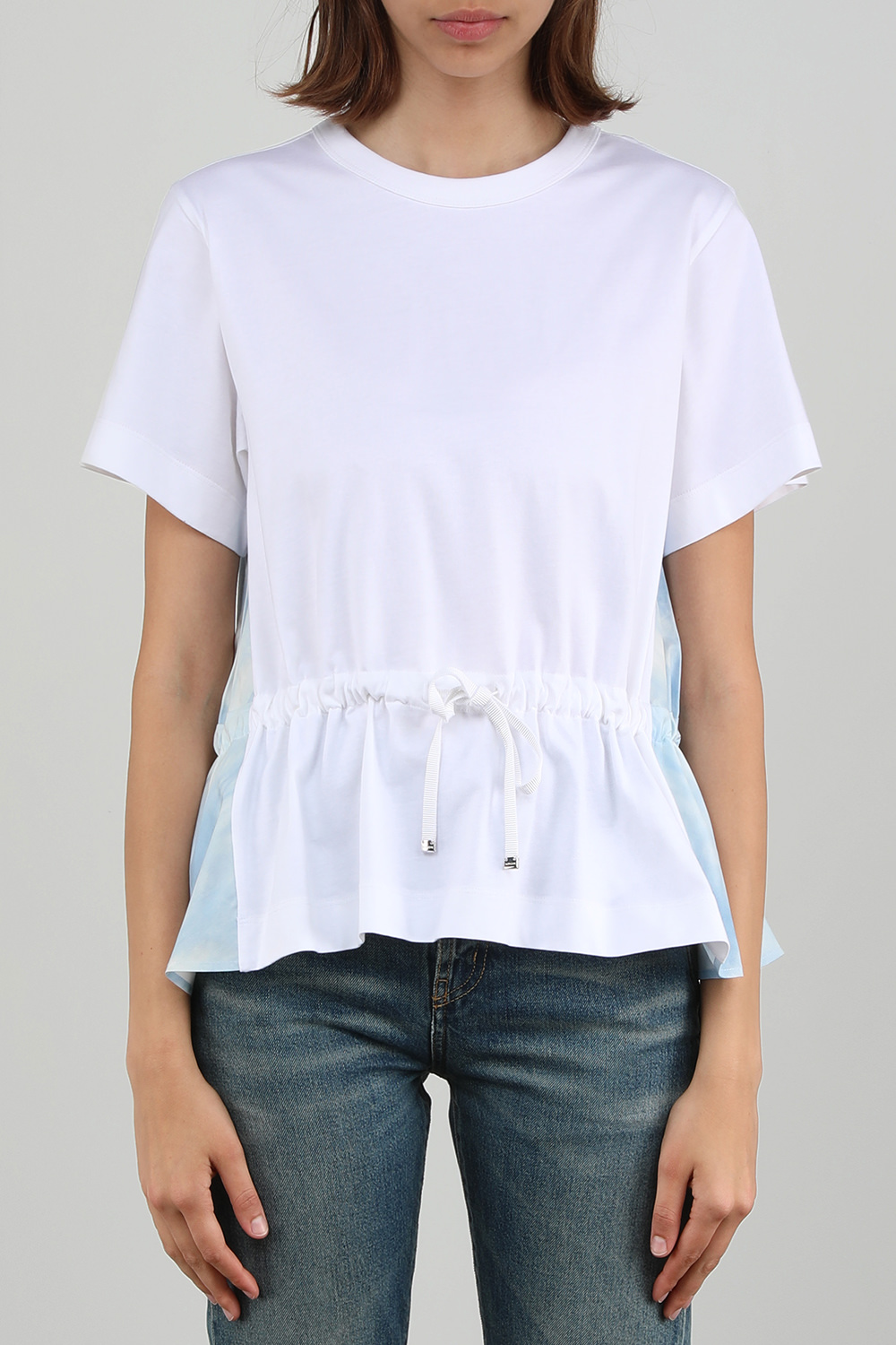 תמונת דוגמן קידמית של חולצה לבנה עם קשירה ופרינט טאי-דאי תכלת