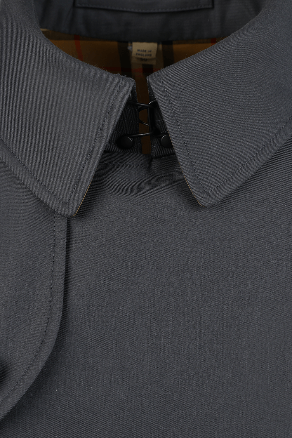 תמונת תקריב של מעיל טרנץ' צ'לסי מכופתר