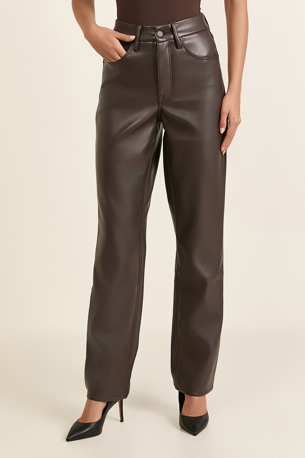 תמונת דוגמן קידמית של מכנסיים ארוכים מעור טבעוני