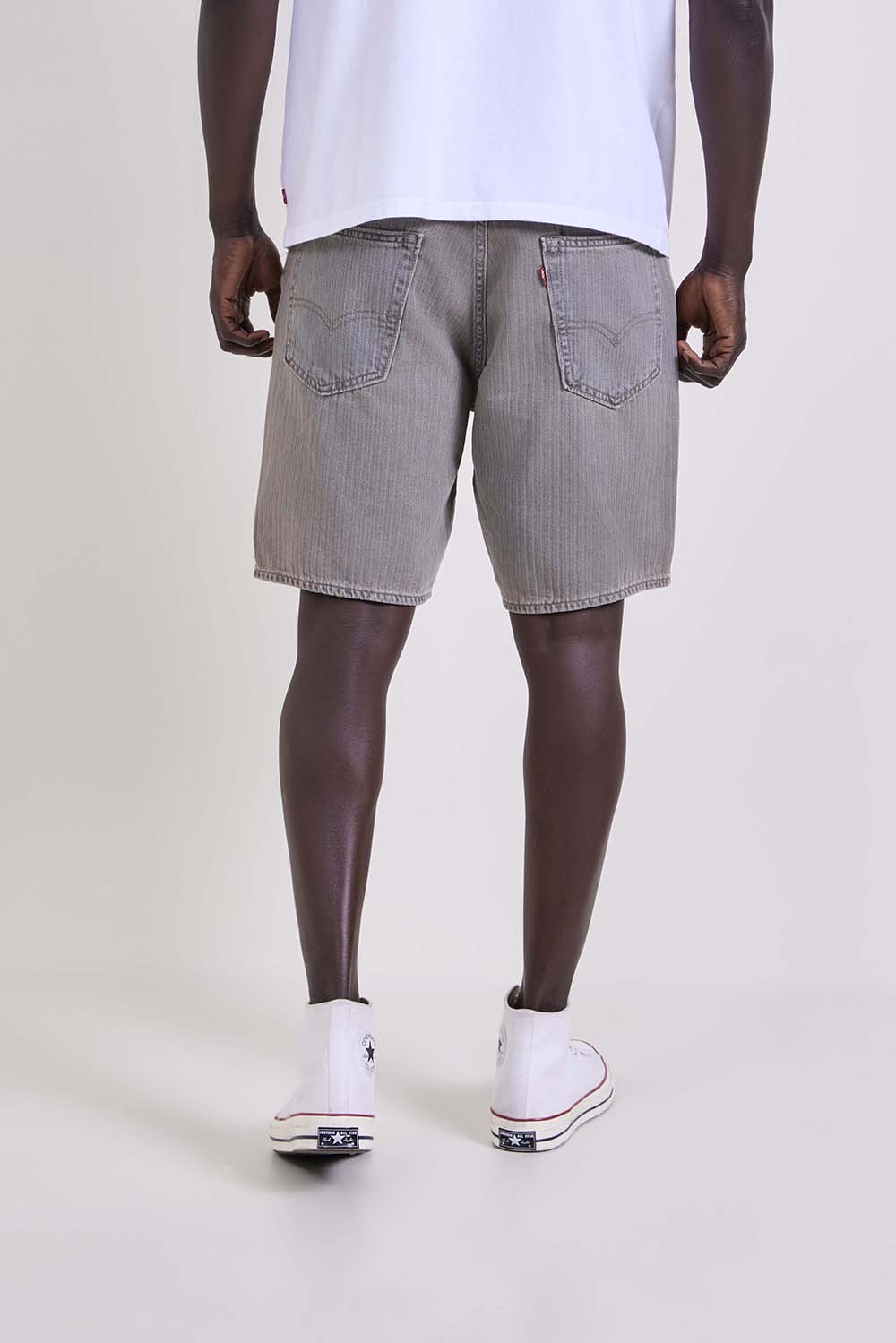 תמונת דוגמן אחורית של מכנסי ג'ינס קצרים 468