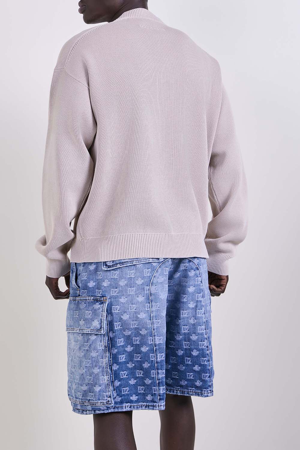 תמונת דוגמן אחורית של סווטשירט כותנה