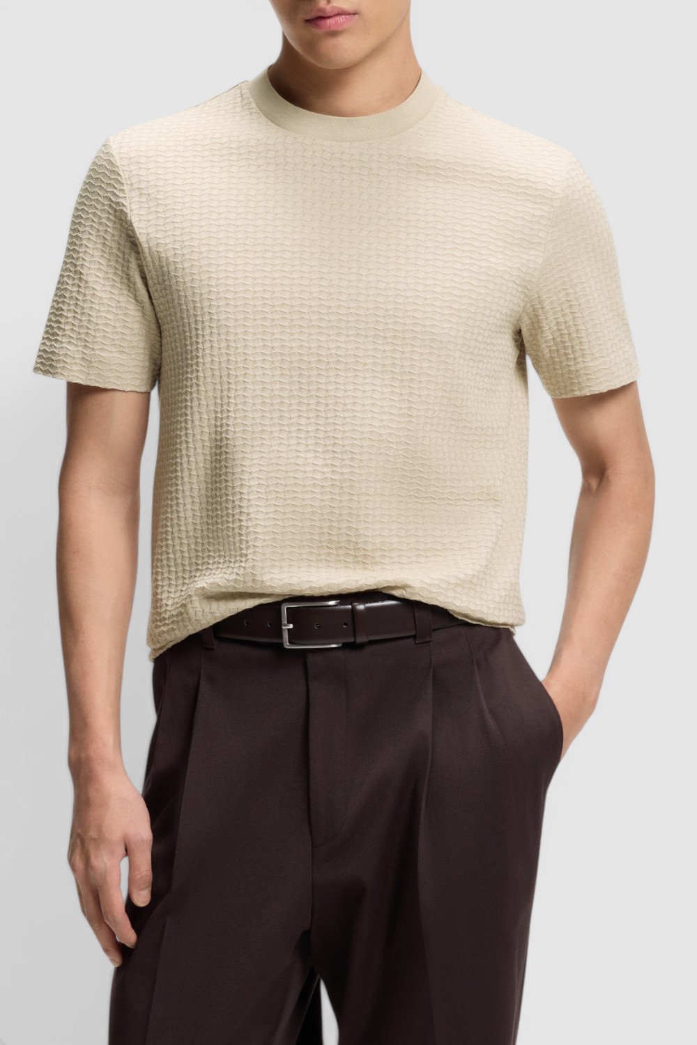 תמונת דוגמן קידמית של חולצת טי בגזרה ישרה