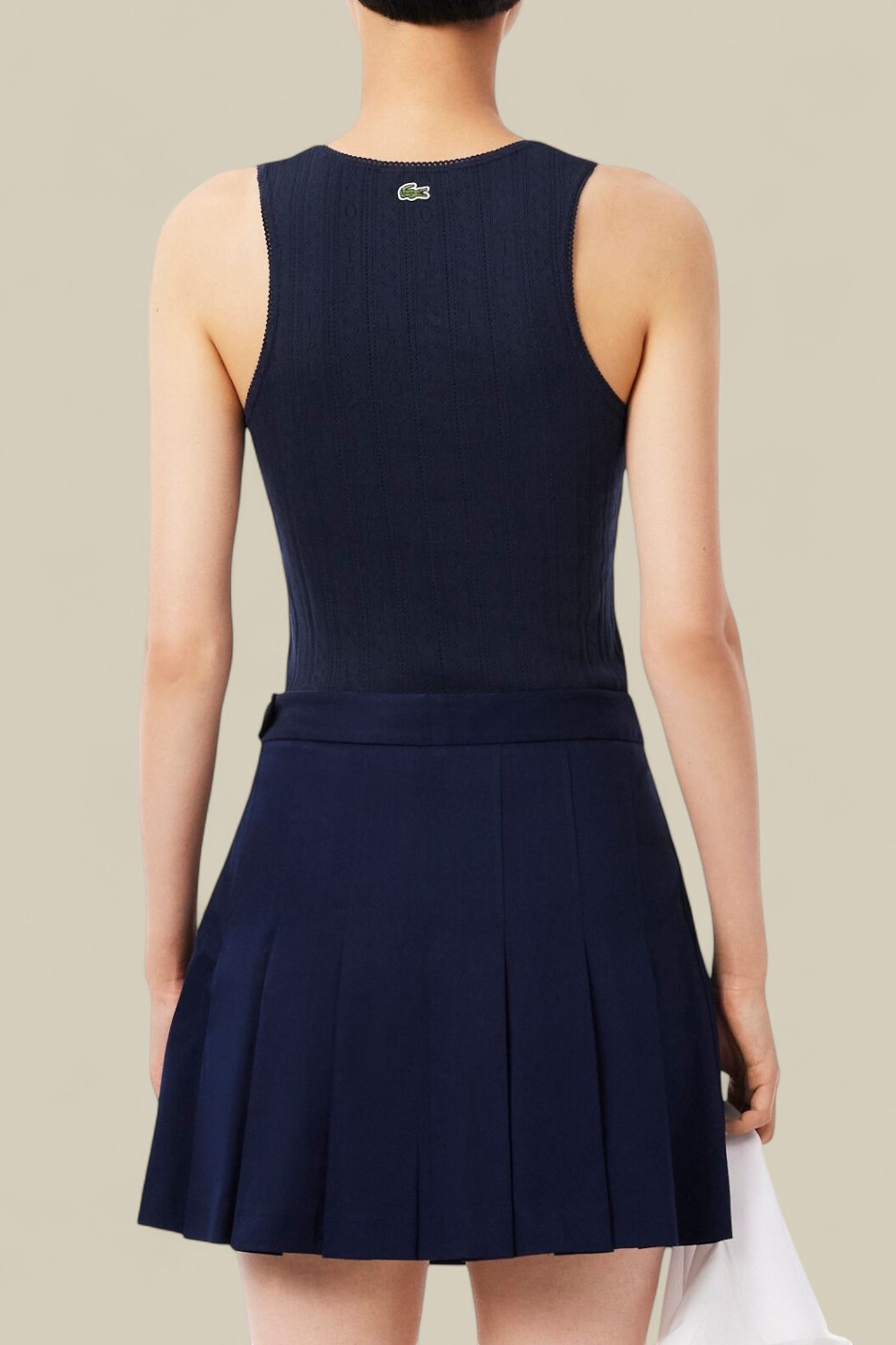 תמונת דוגמן אחורית של גופיית פוינטל