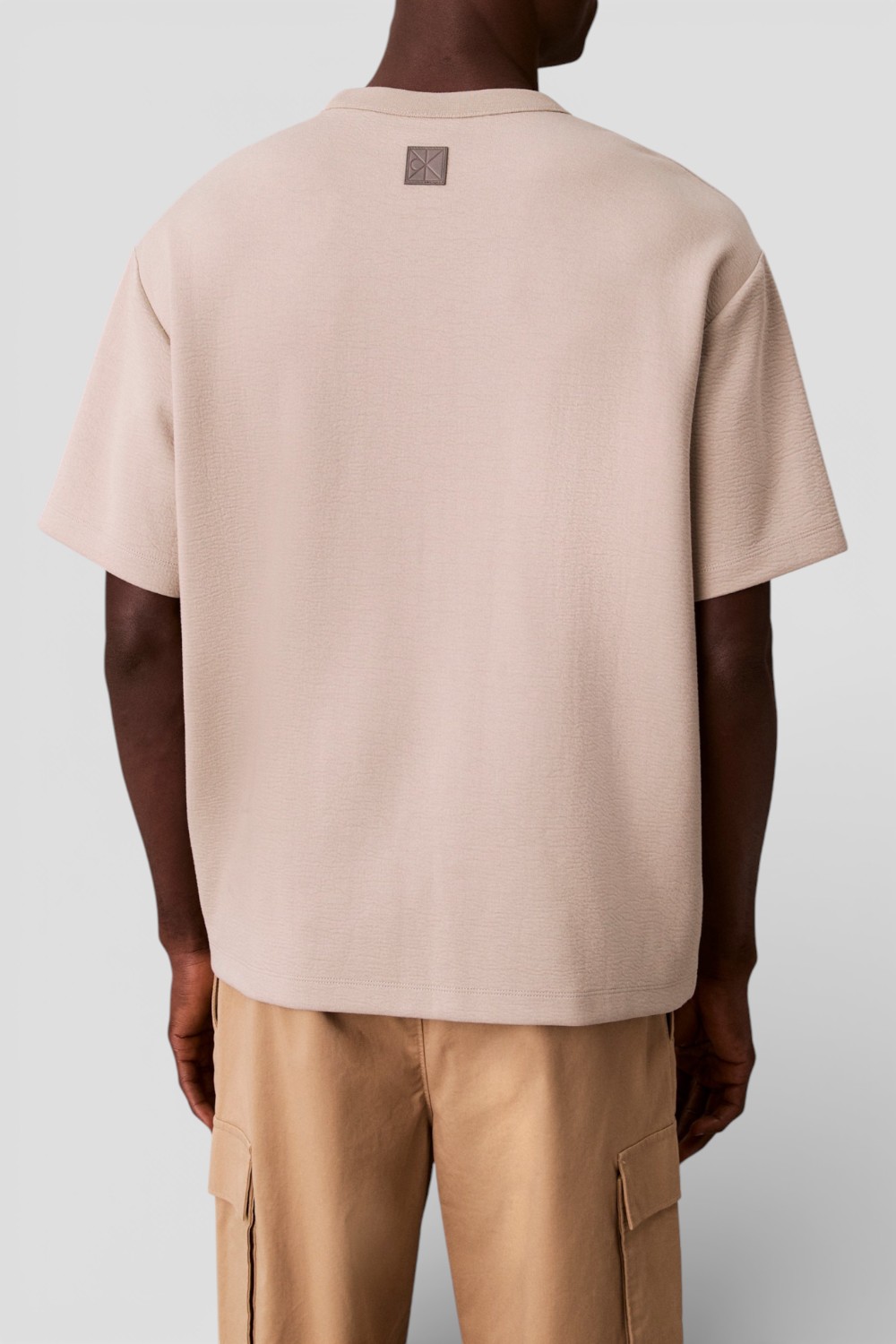 תמונת דוגמן אחורית של חולצת טי