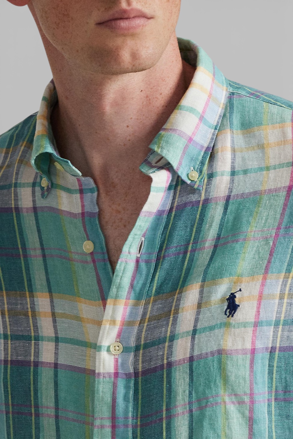 תמונת תקריב דוגמן של חולצה מכופתרת