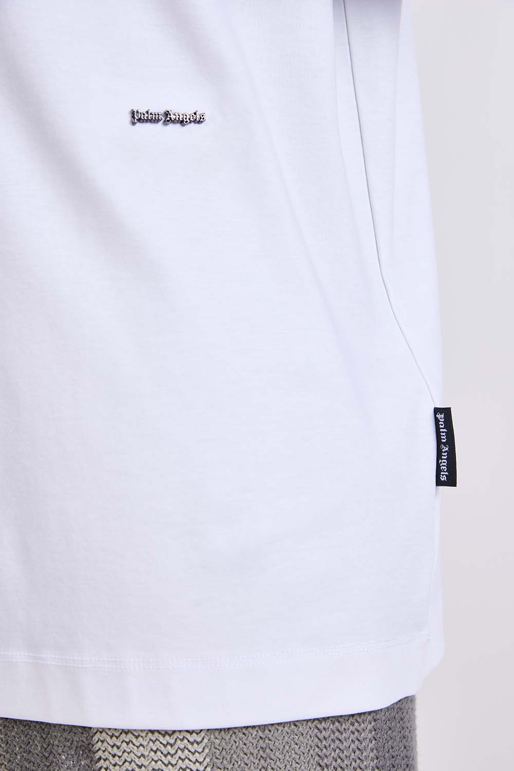 תמונת תקריב דוגמן של חולצת טי אוברסייז