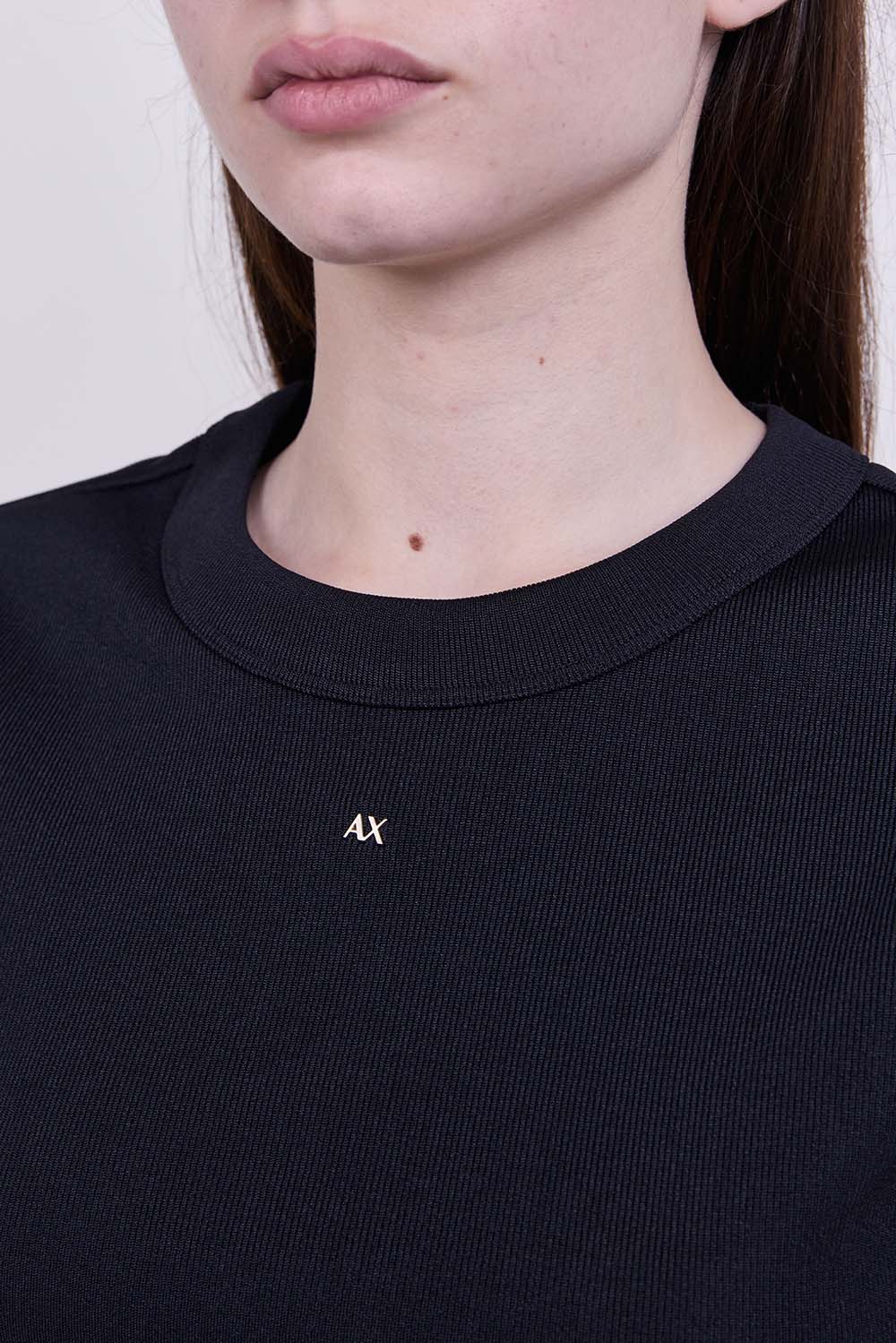 תמונת תקריב דוגמן של חולצת טי בגזרת קרופ