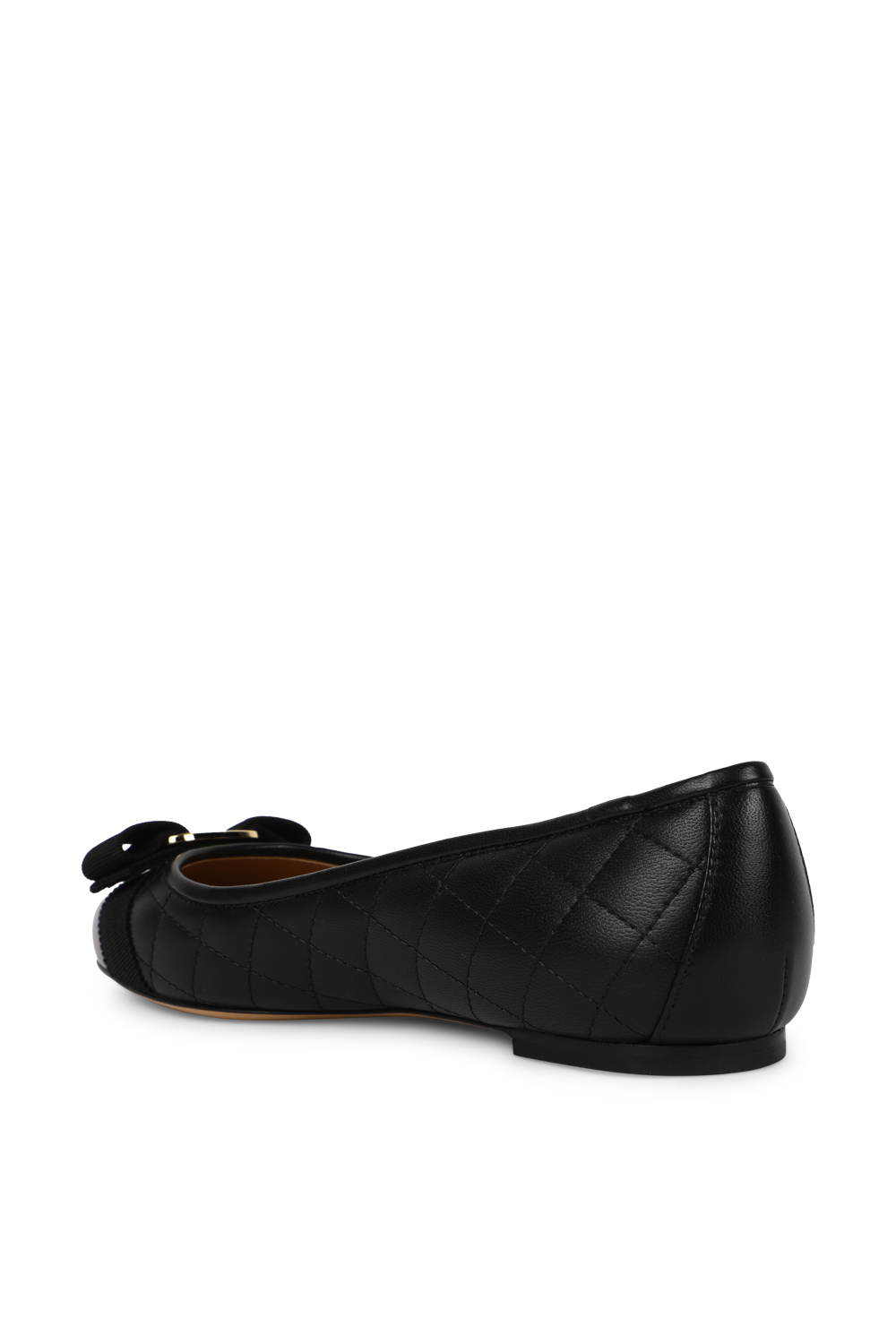 תמונה אחורית של נעלי בלט מעור קווילט עם אלמנט מטאלי