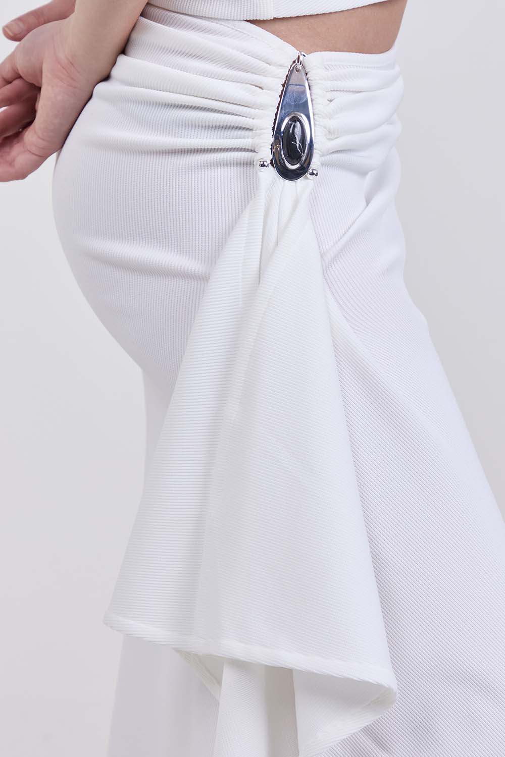 תמונת תקריב דוגמן של חצאית א-סימטרית קריסטל