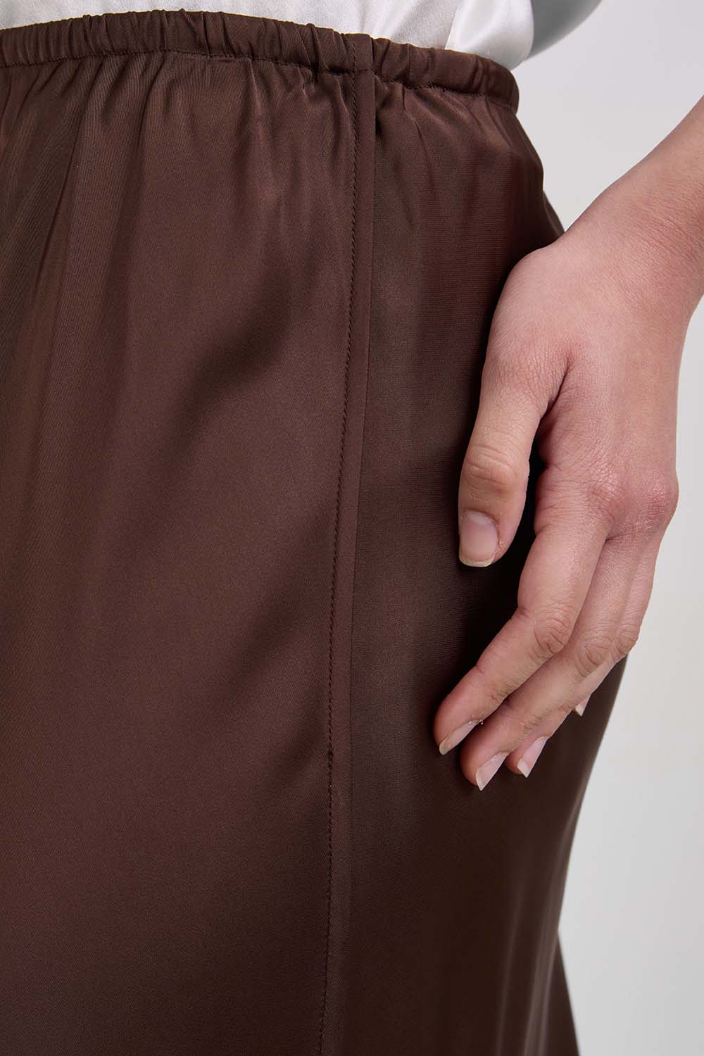 תמונת תקריב דוגמן של חצאית מקסי