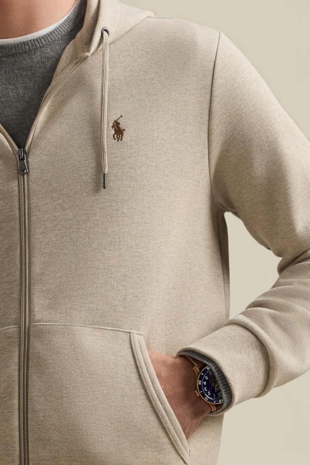 תמונת תקריב דוגמן של סווטשירט קפוצ'ון