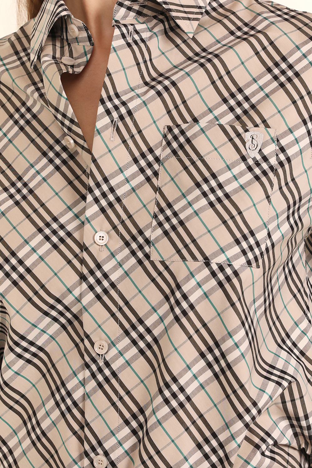 תמונת תקריב דוגמן של חולצת כפתורים