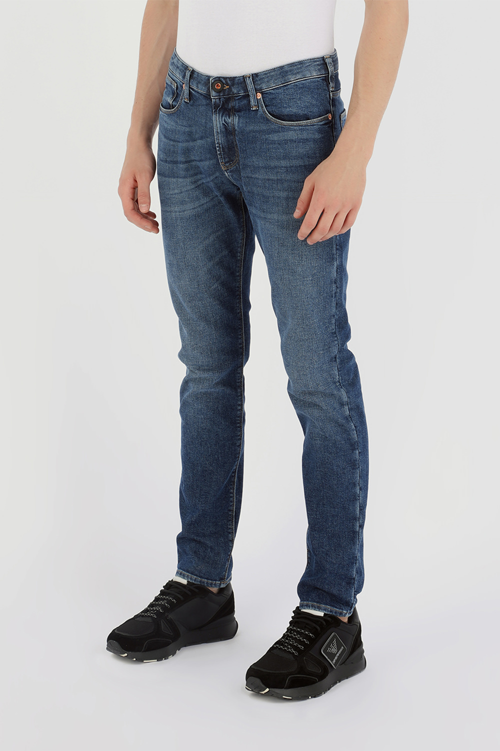 תמונת דוגמן קידמית של Regular waistline Jeans in Blue Wash