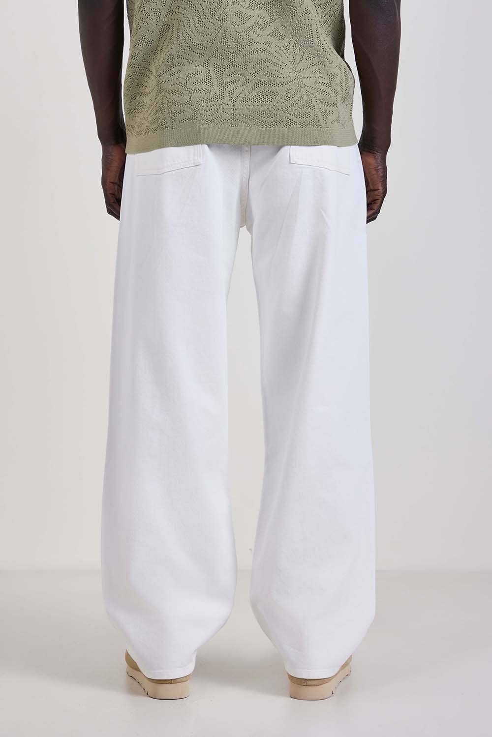 תמונת דוגמן אחורית של מכנסי ג'ינס בגזרה ישרה