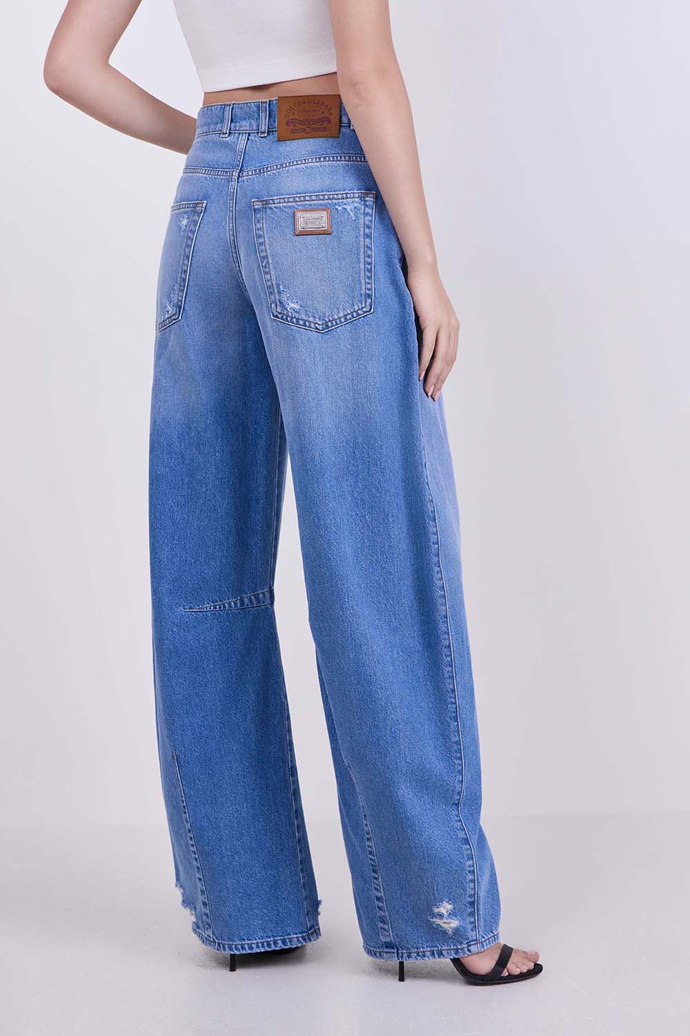 תמונת דוגמן אחורית של מכנסי ג'ינס בגזרה רחבה