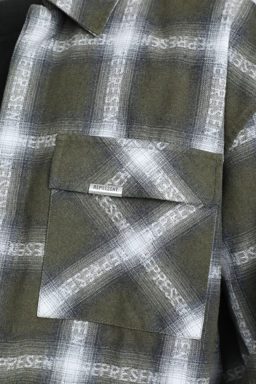 תמונת תקריב דוגמן של חולצה מכופתרת פלנל